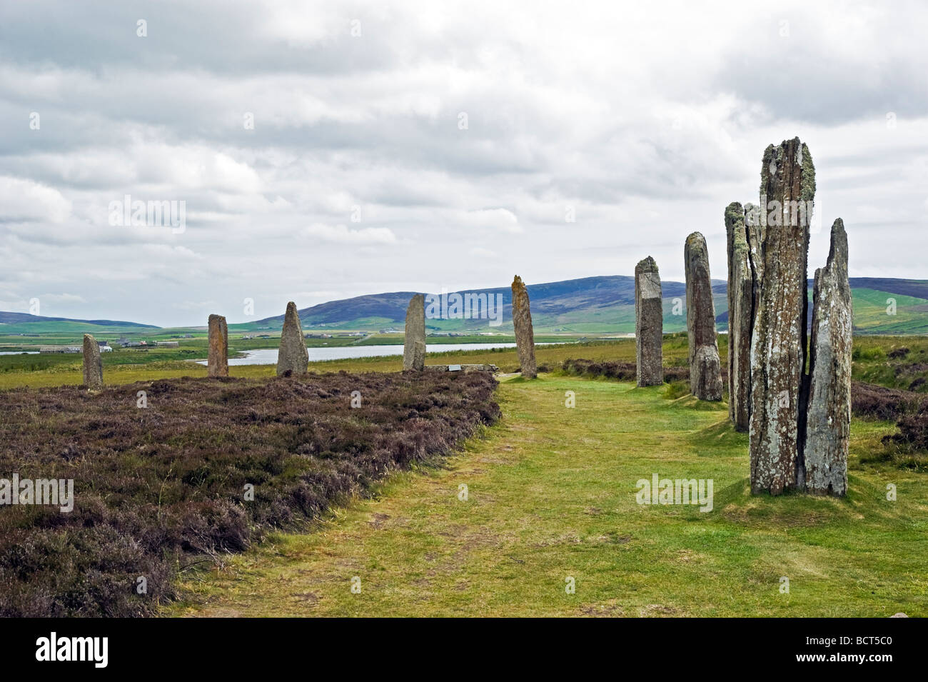 El anillo de Brodgar piedras permanente en el territorio de las Islas Orcadas en Escocia Foto de stock