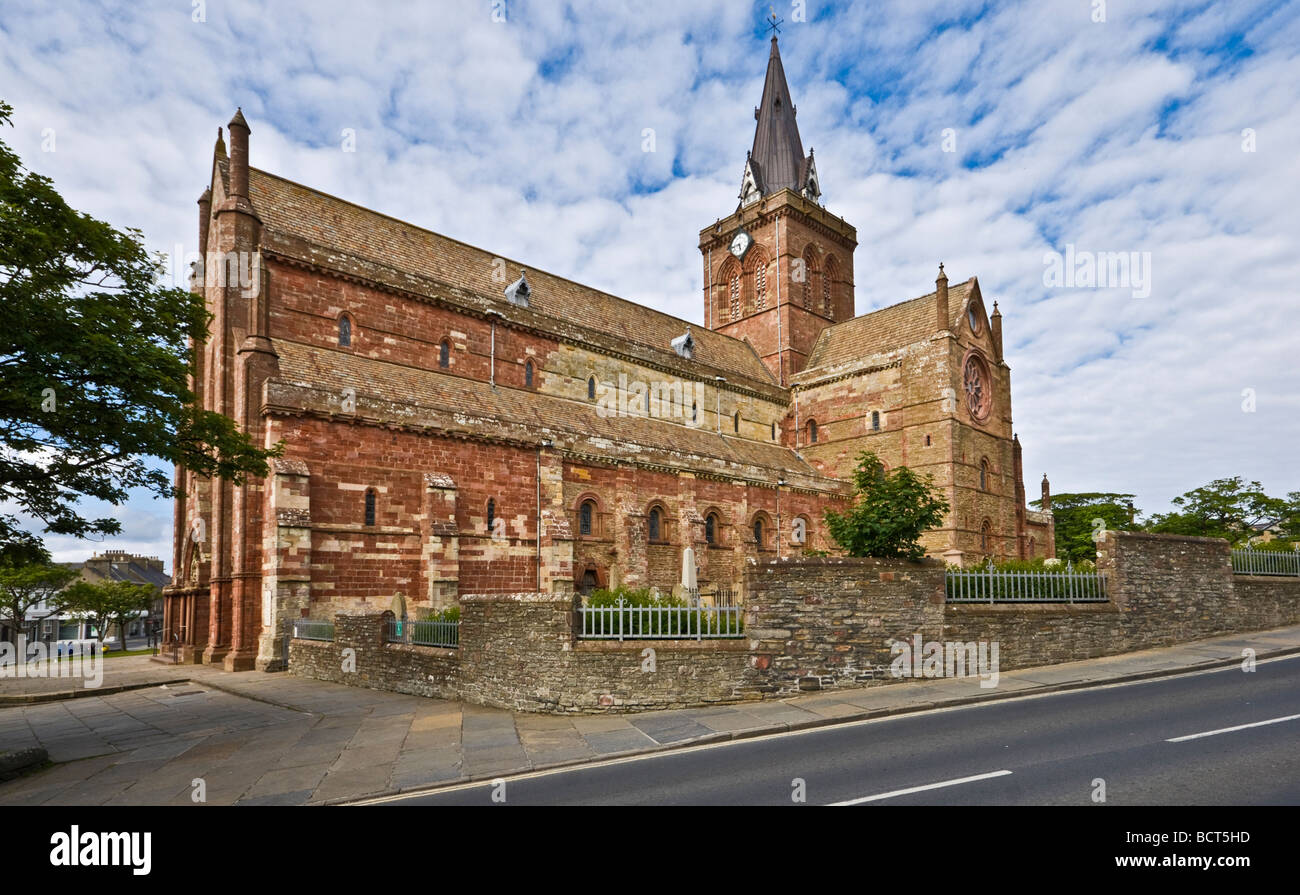 Catedral de San Magnus en el centro de Kirkwall en el continente de las Islas Orcadas en Escocia Foto de stock