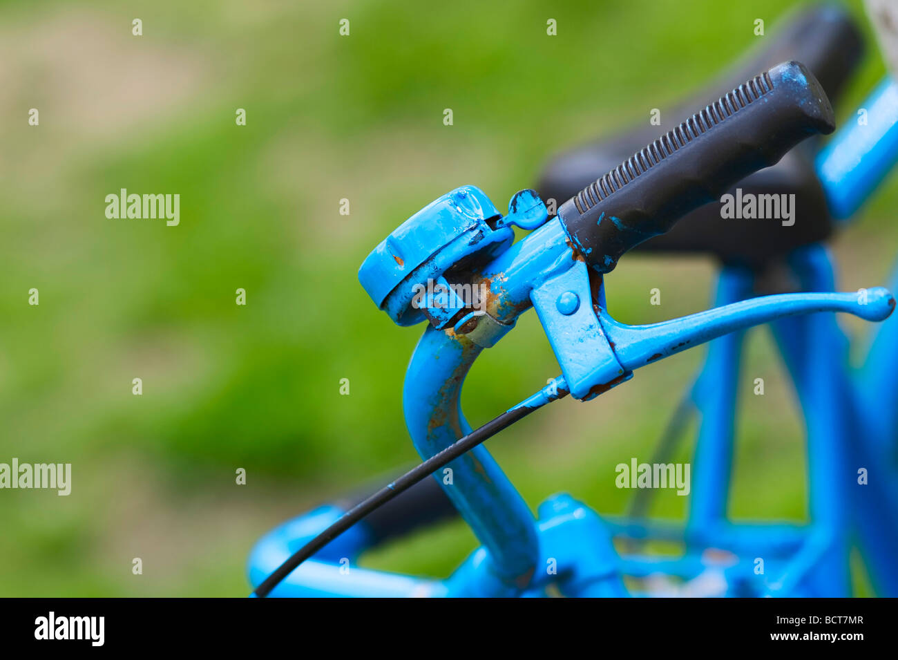 Manillar de una vieja bicicleta pintada de azul Foto de stock