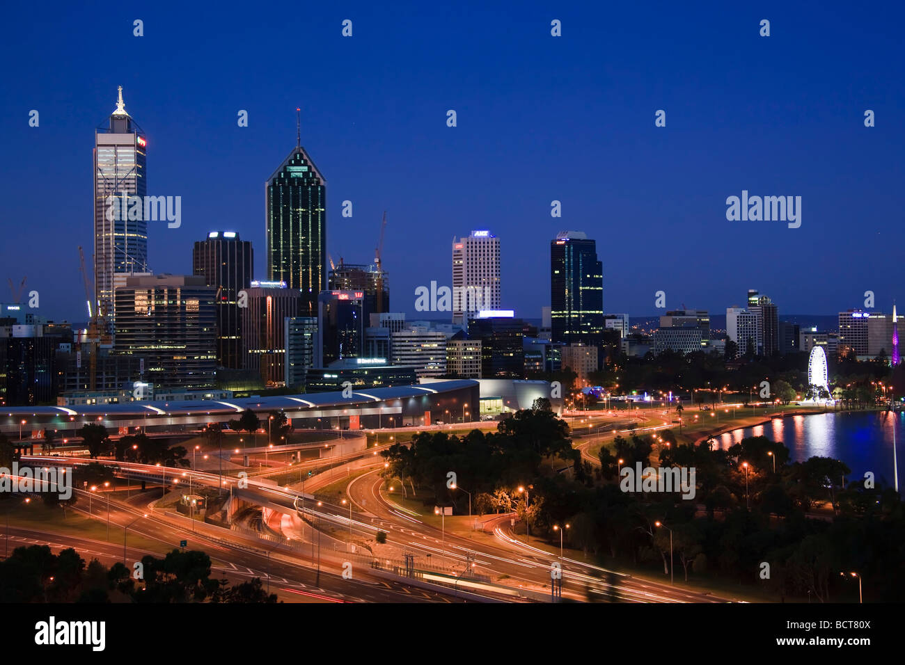 Ciudad de Perth al anochecer, Australia Occidental, Australia Foto de stock