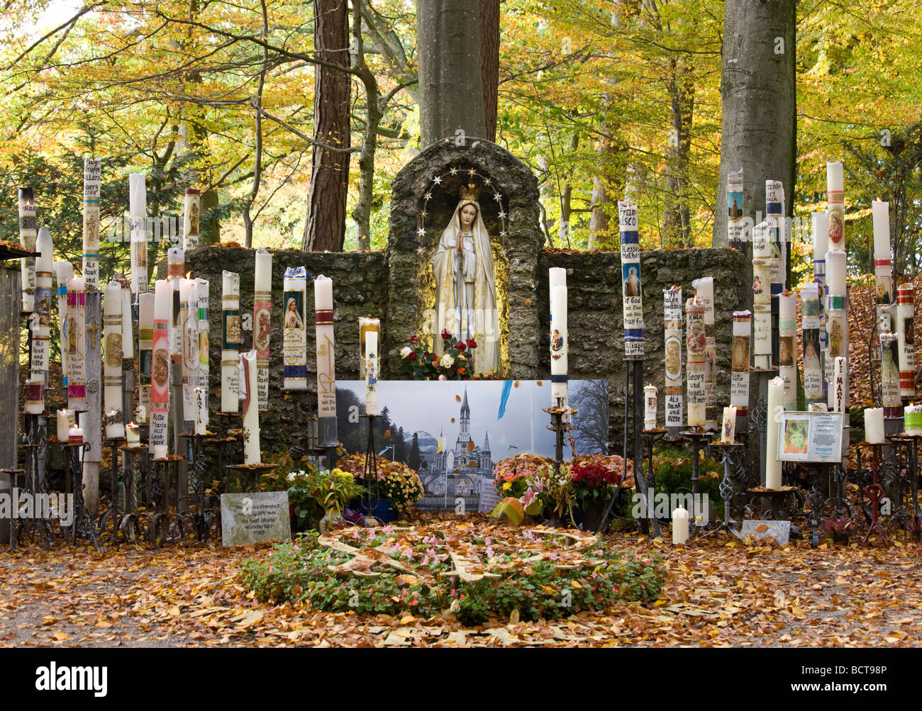 María Piedad, lugar de peregrinación católica, la milagrosa imagen de la Madre de Dios Dolorosa, velas, In den Ziemetshausen Stauden, SW Foto de stock