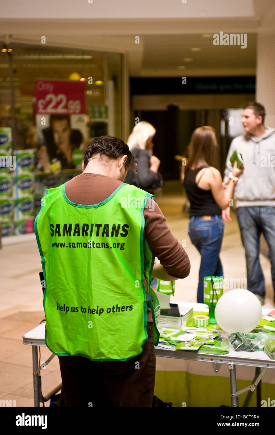 Un voluntario de la caridad Los Samaritanos de recaudación de fondos. Foto de stock