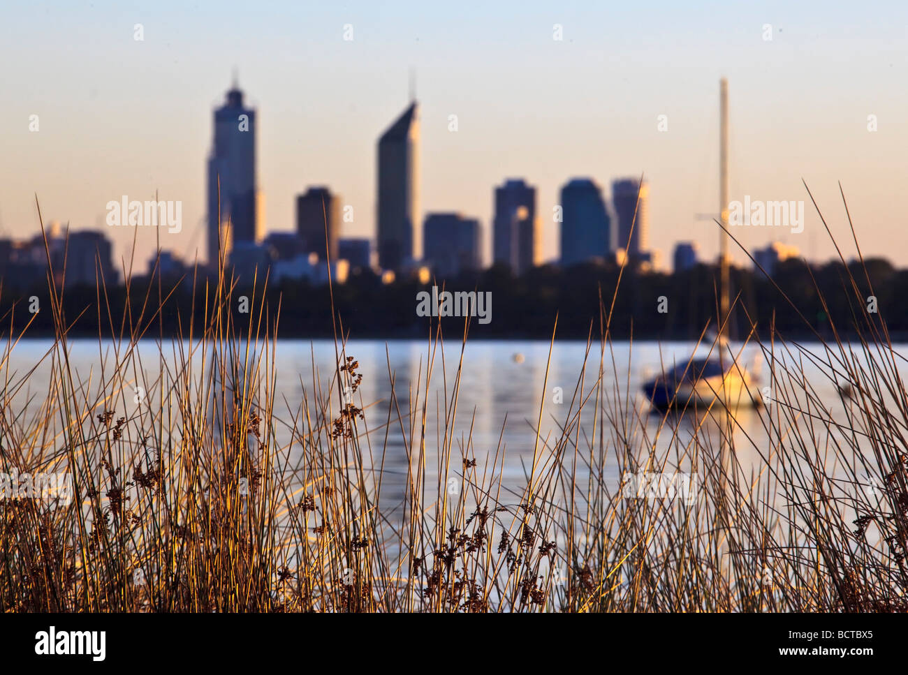 Horizonte de Perth con el río Swan, Australia Occidental, Australia Foto de stock