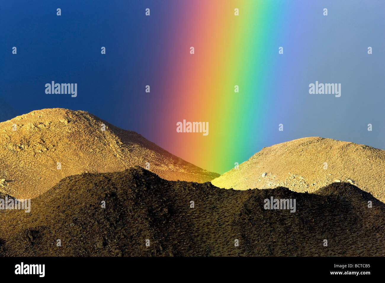 Arco iris sobre la Sierra Oriental cerca de Bishop California Foto de stock