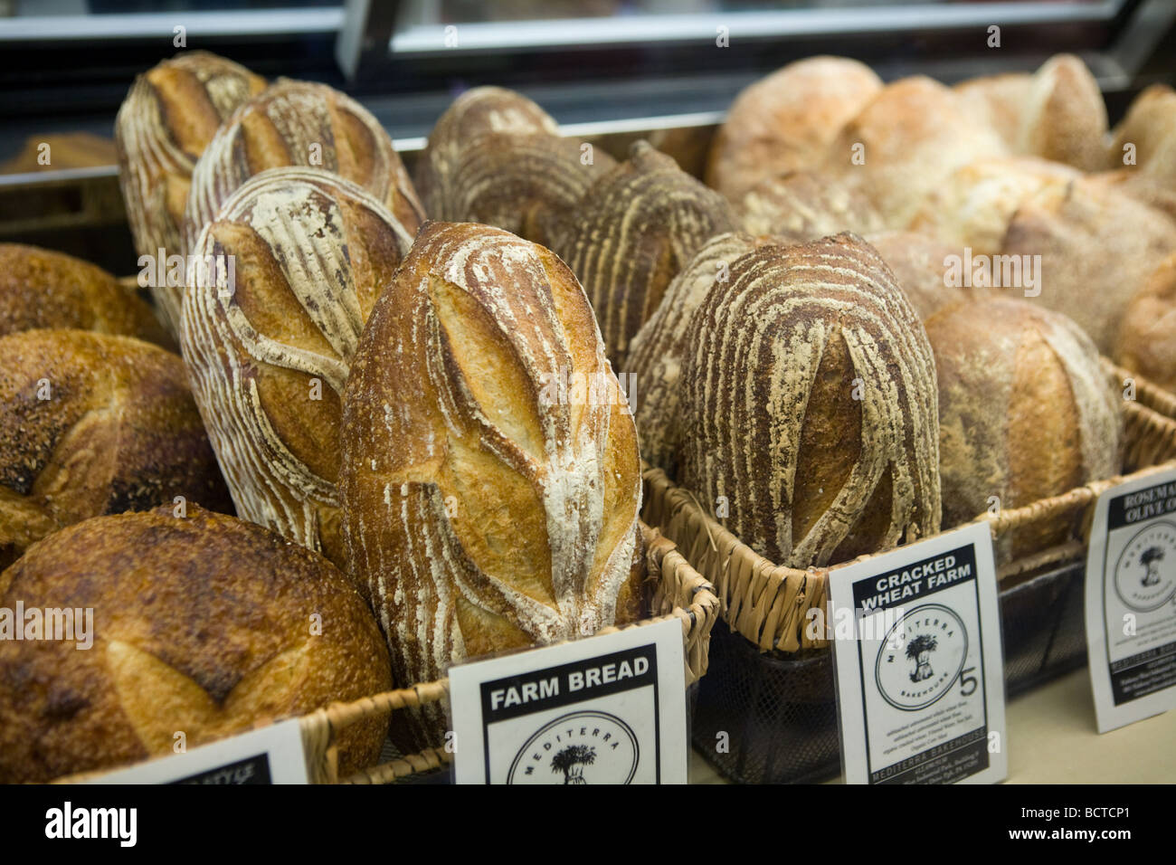 Recién horneados panes artesanales en el Mercado de West Side en Cleveland Ohio Foto de stock