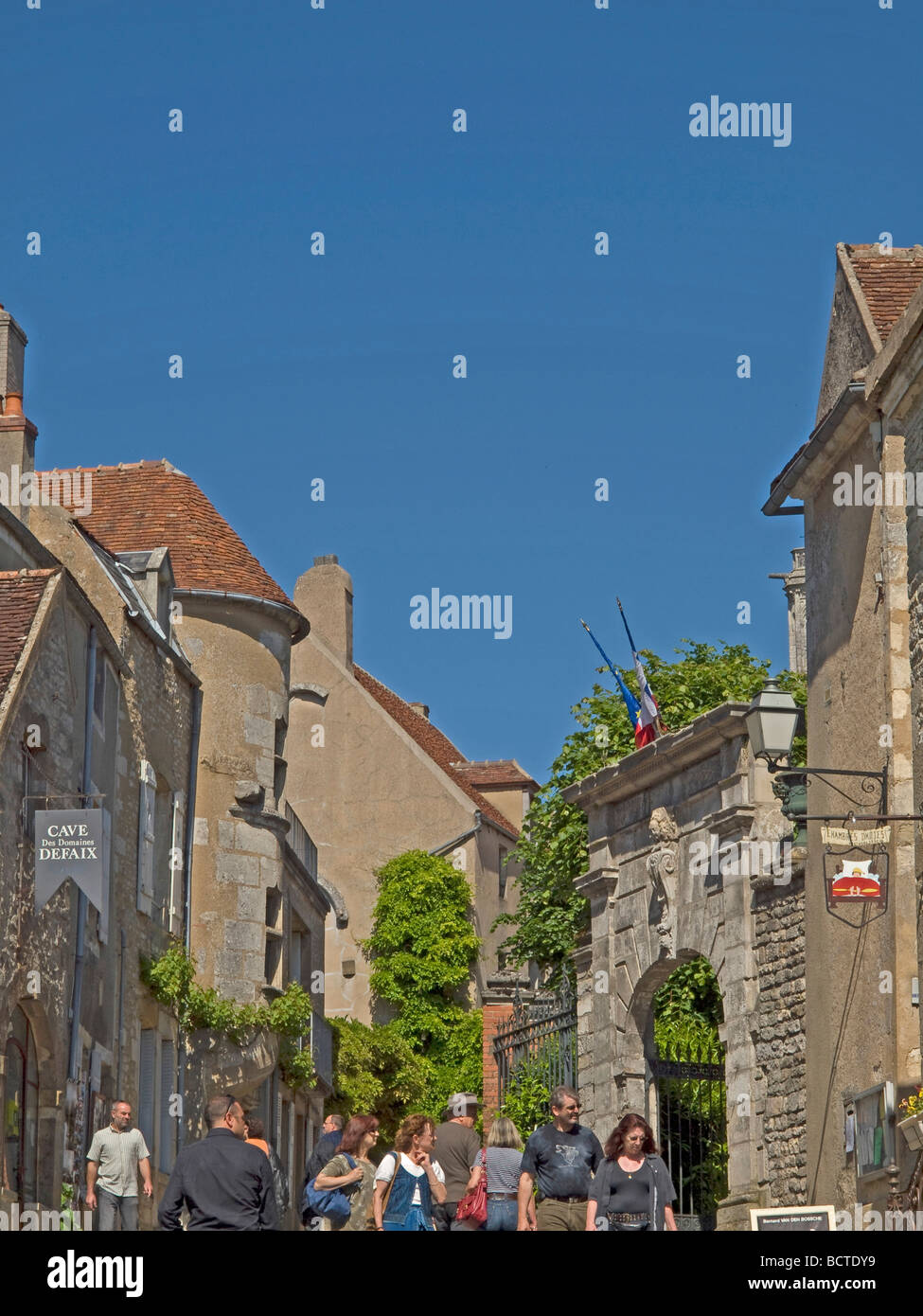 Fußgängerzone für Menschen und Touristen en Vezelay zona peatonal para los ciudadanos y turistas en Vezelay Foto de stock