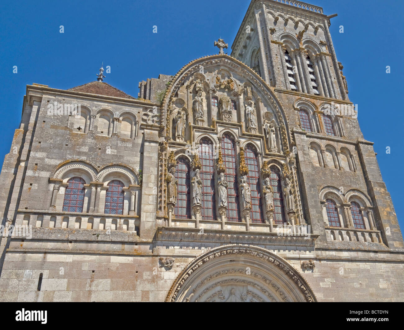 Iglesia basílica romana Sainte Marie Madeleine de Vezelay fuera de la
