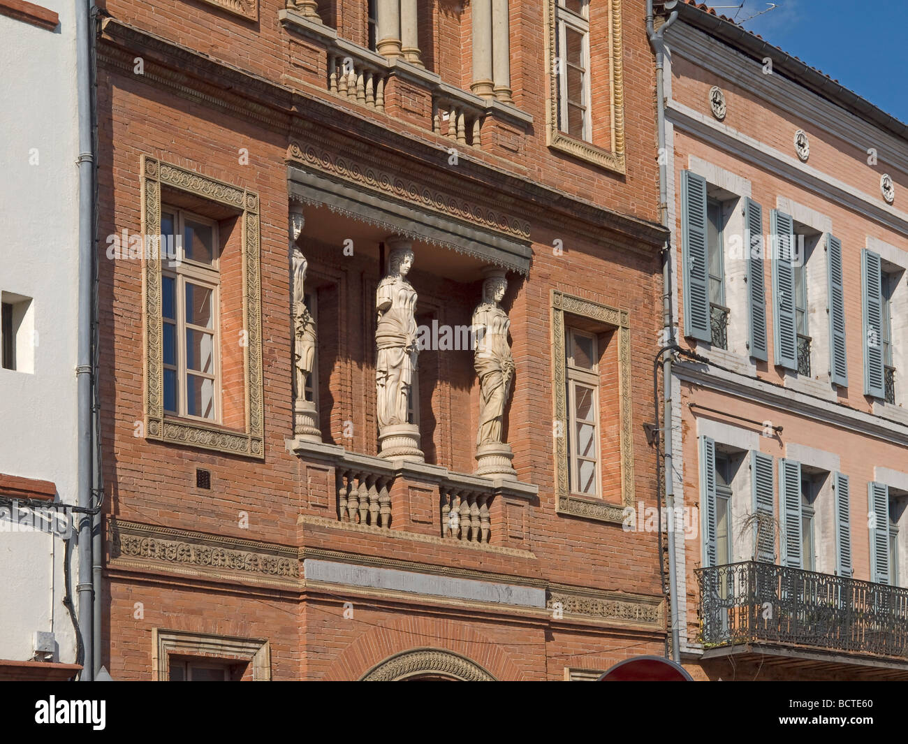 Mit weiblichen Backsteinhaus Skulpturen en Montauban rojo casa de grava con esculturas femeninas en Montauban en Francia Foto de stock