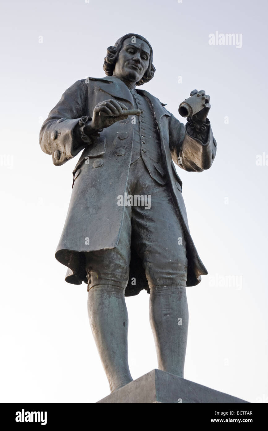 Estatua de Joseph Priestley, el descubridor del oxígeno en la plaza del mercado de su lugar de
