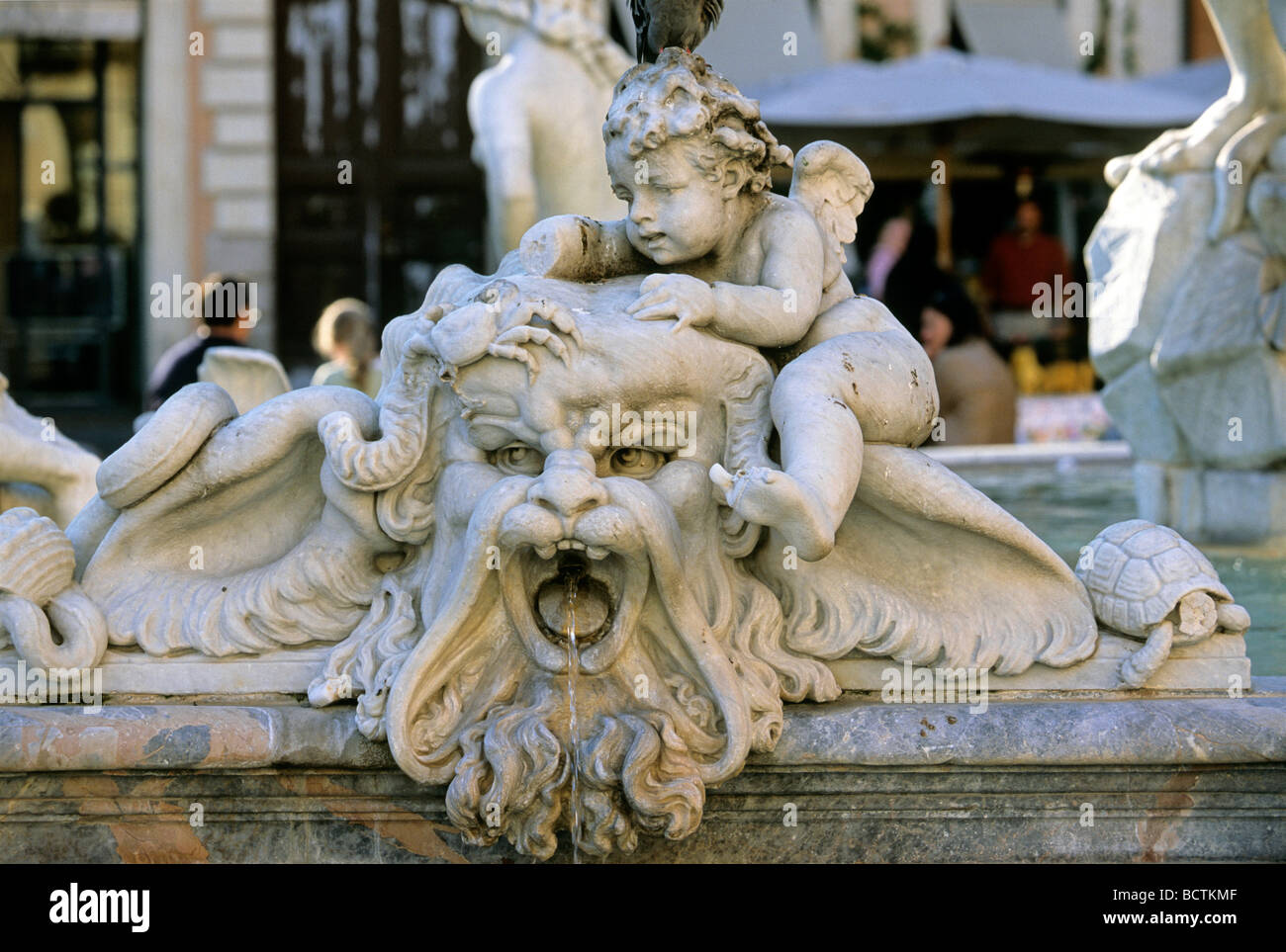 Fuente escultura, criatura marina con querubín, Neptuno de Trevi, Piazza Navona, Roma, Lazio, Italia, Europa Foto de stock