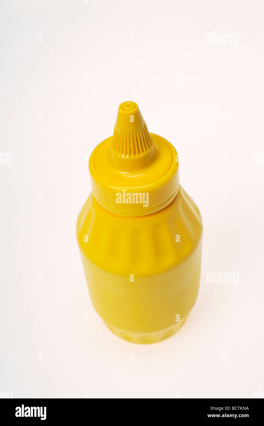 Amarillo mostaza botella sin etiqueta sobre fondo blanco del recorte. Foto de stock