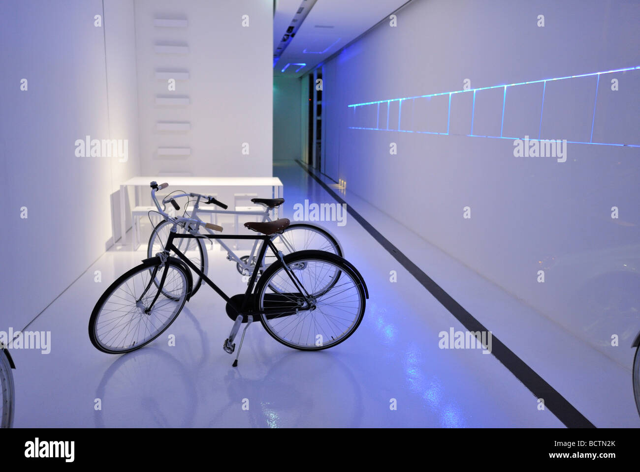 Dos bicicletas del hombre instalación de arte galería, Singapore sg  Fotografía de stock - Alamy
