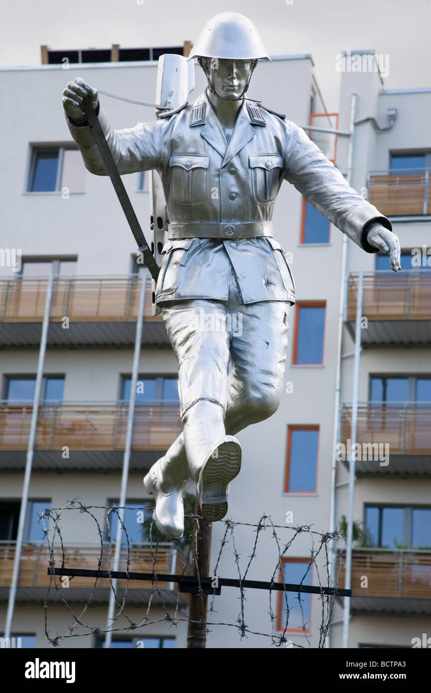 Monumento a la guardia fronteriza de Alemania Oriental Conrad Schumann, en Bernauer Strasse, Berlín, Alemania Foto de stock