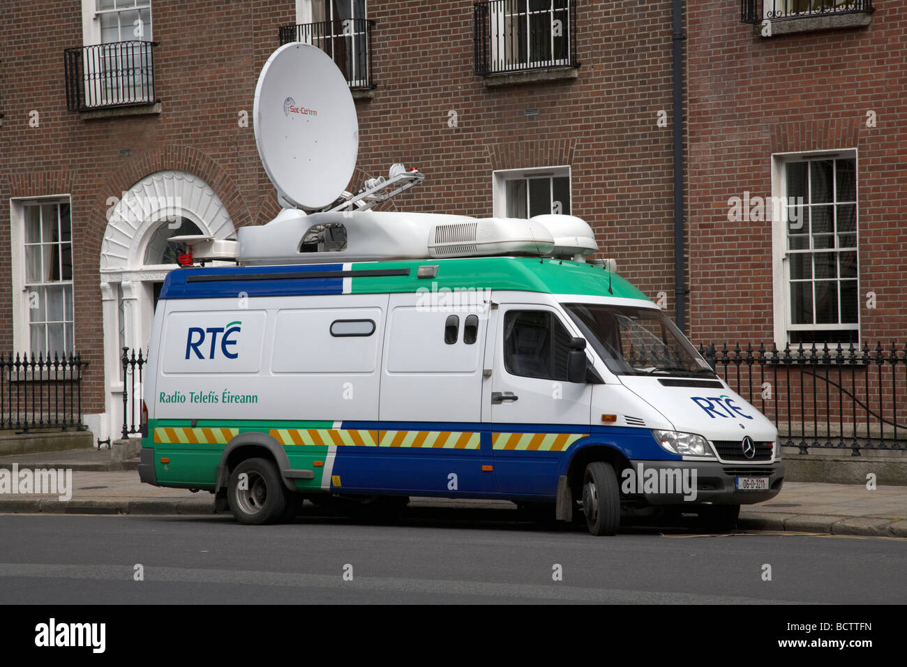 RTE radio telefis eireann difusora estatal irlandesa Outside Broadcast Satellite Communications camión estacionado en Merrion Square Foto de stock