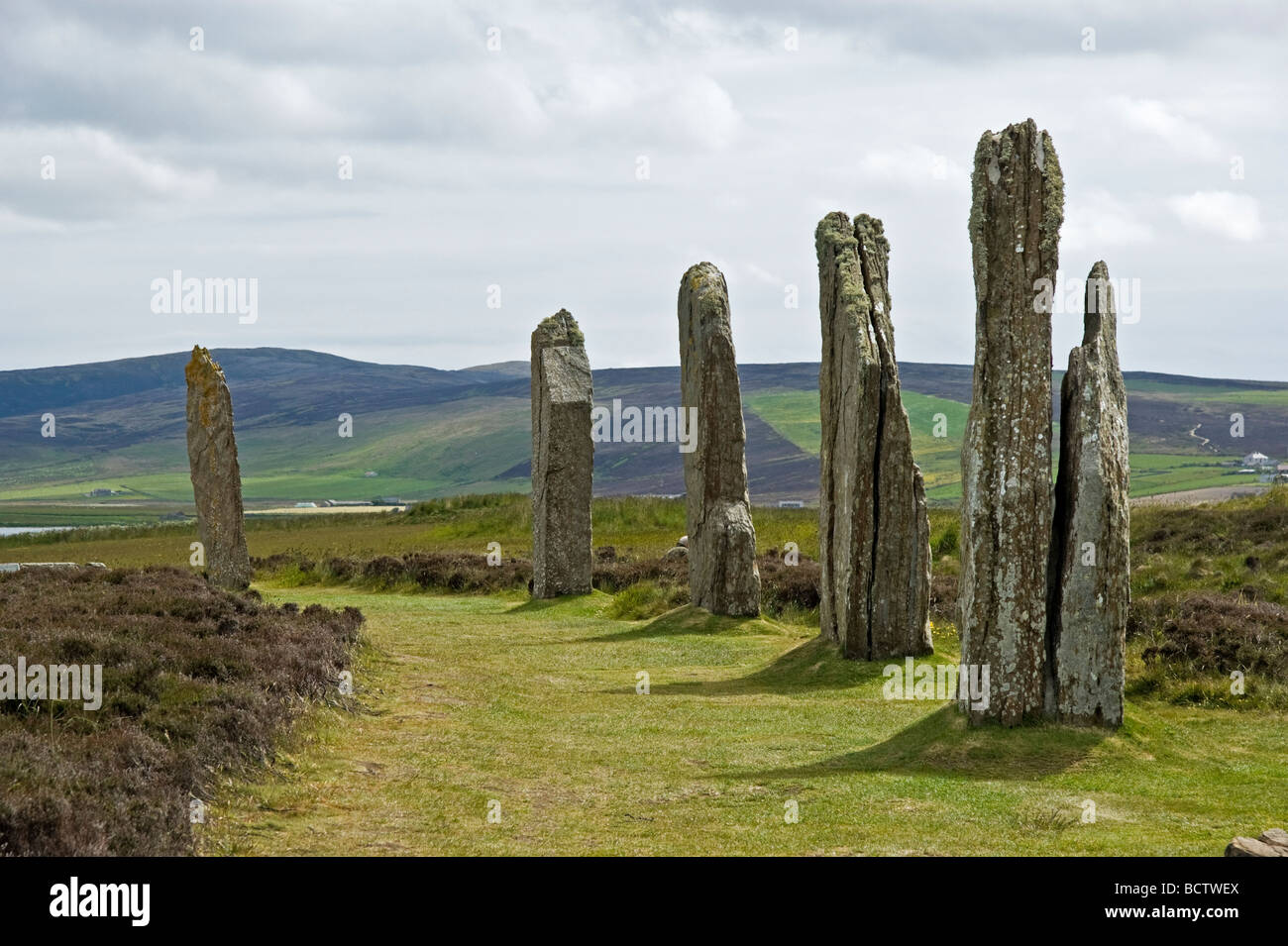 El anillo de Brodgar piedras permanente en el territorio de las Islas Orcadas en Escocia Foto de stock