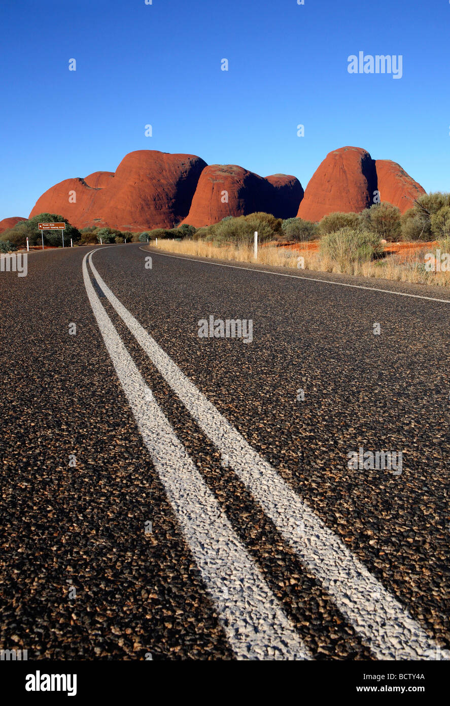 Camino a Kata Tjuta National Park en el centro de Australia Foto de stock
