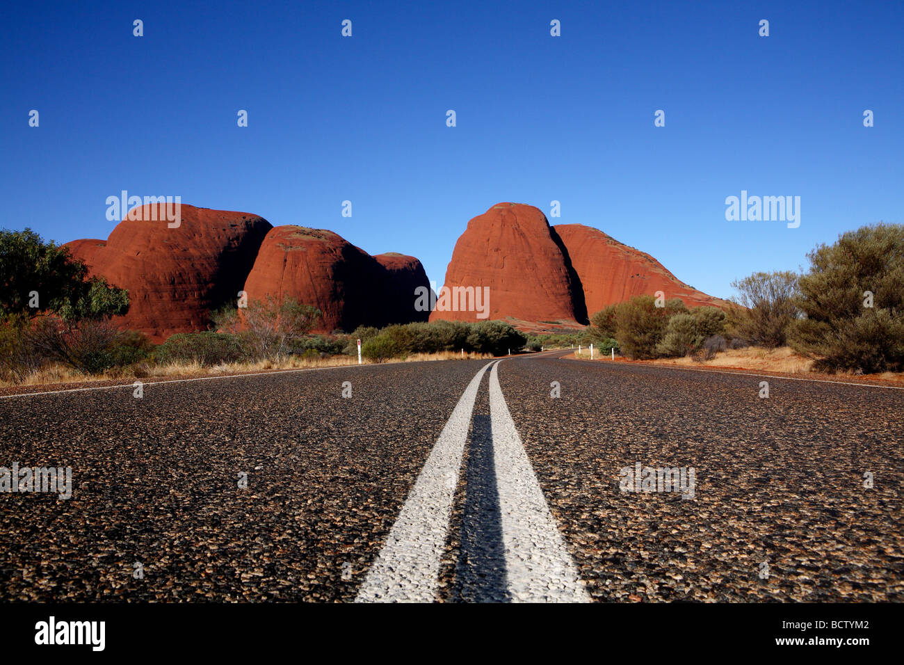 Camino a Kata Tjuta National Park en el centro de Australia Foto de stock