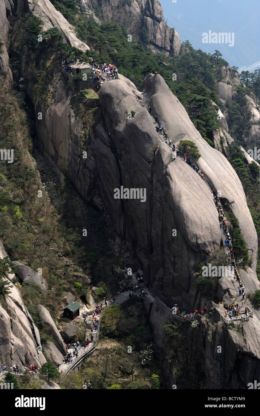 La gente, excursionistas en las escaleras de piedra en el mar occidental en las montañas de Huangshan, Tortuga Pico, Huang Shan, Anhui, China, Asia Foto de stock