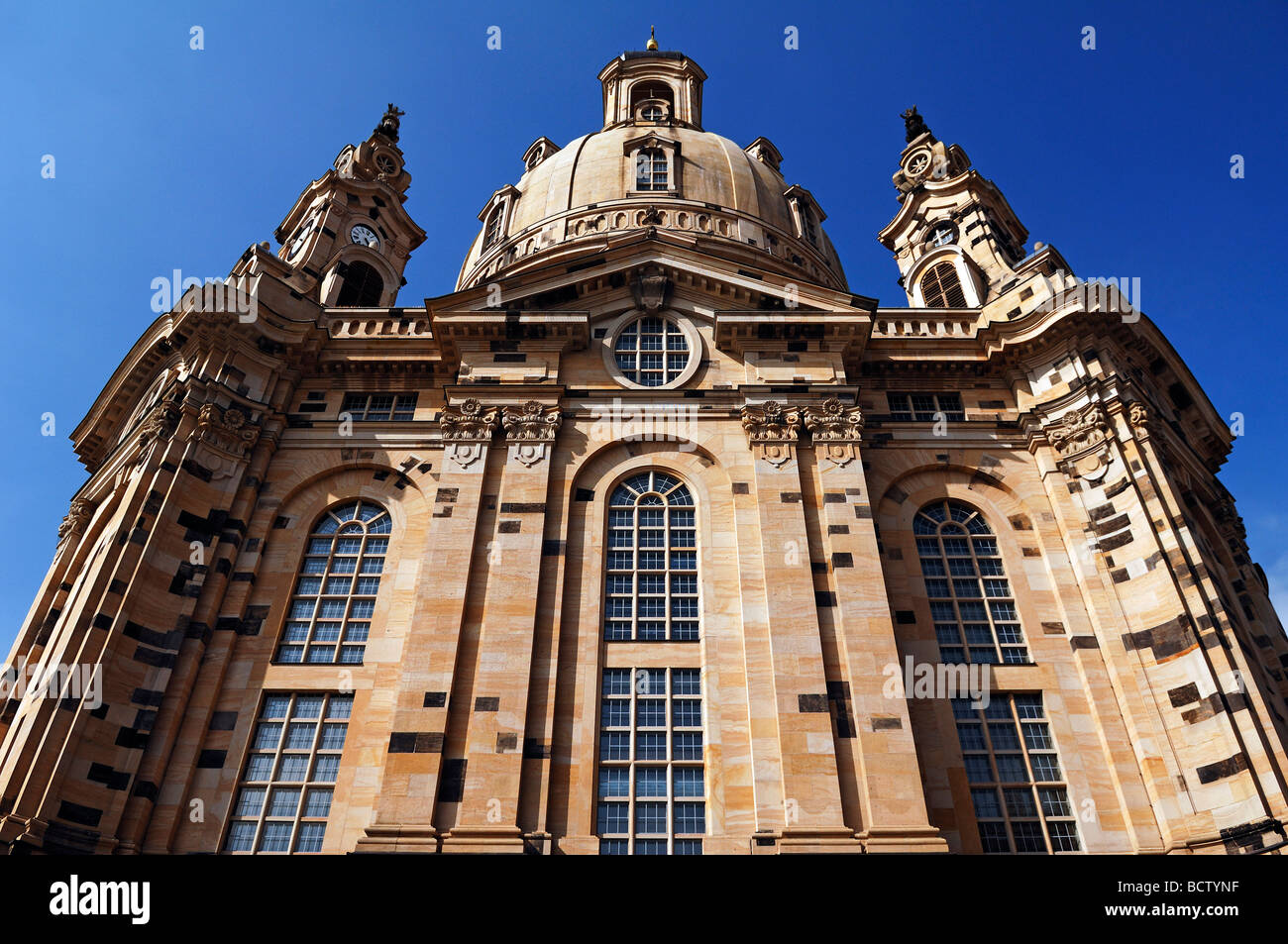 Frauenkirche, Iglesia de Nuestra Señora, contra un cielo azul, en la plaza Neumarkt, Dresde, Sajonia, Alemania, Europa Foto de stock