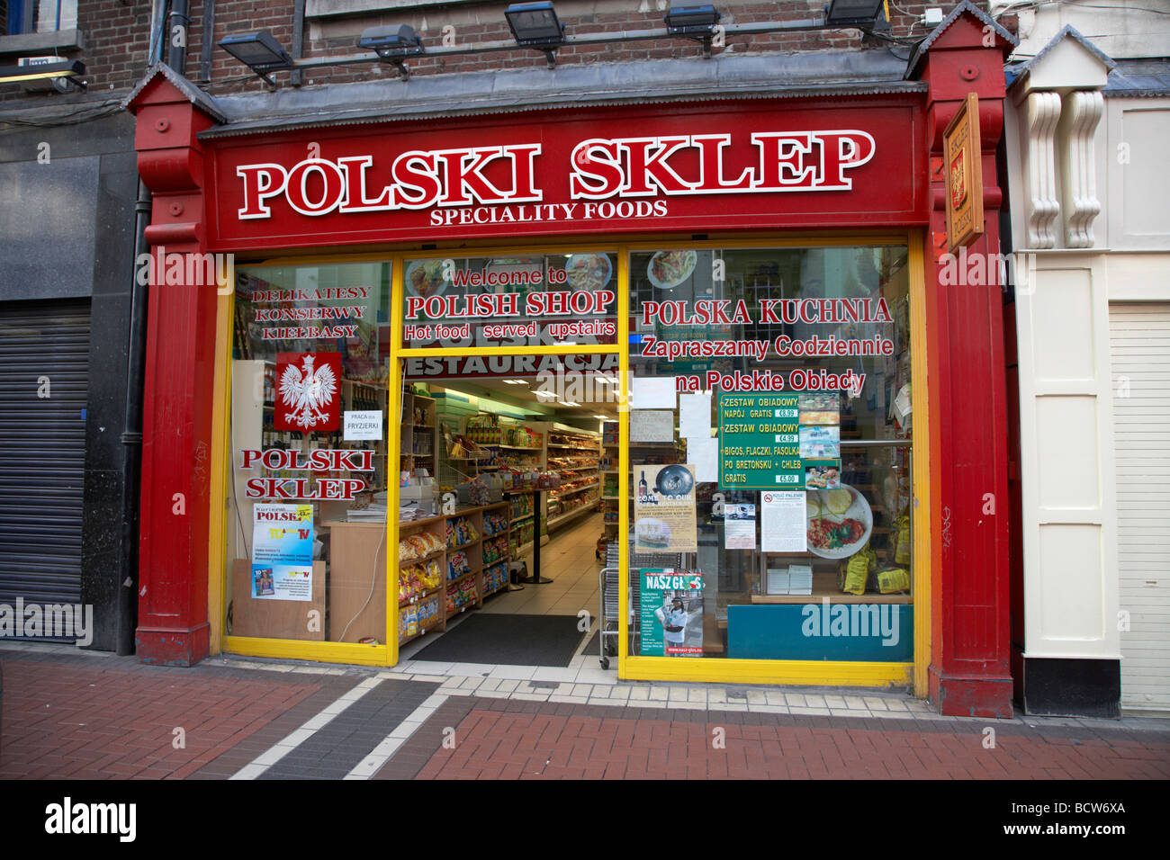 Tienda de venta de especialidades polacas alimentos para inmigrantes de Europa oriental en el centro de la ciudad de Dublin república de Irlanda Foto de stock