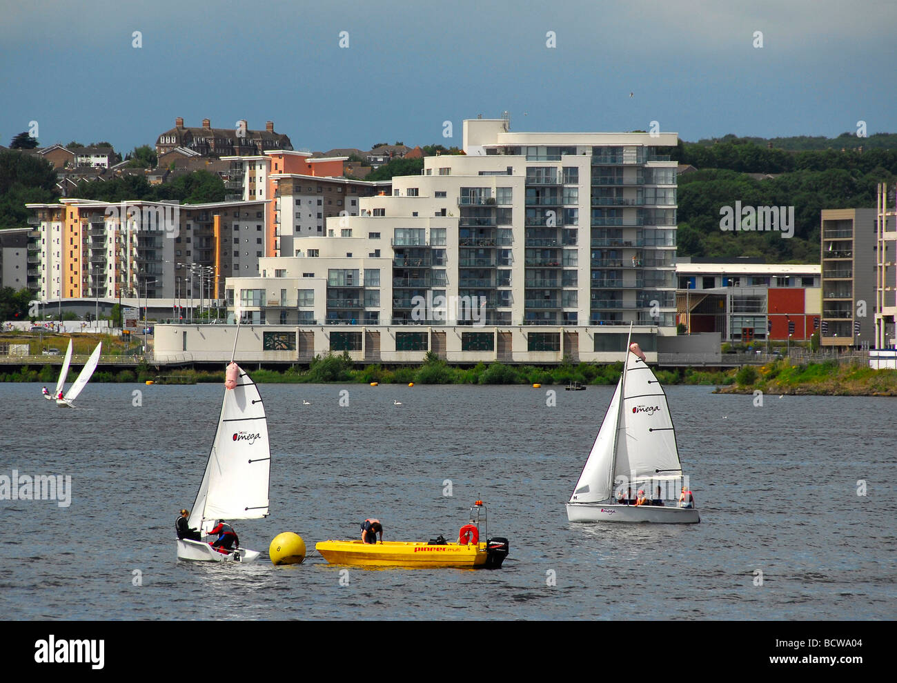 Apartamentos en la bahía de Cardiff tomada desde la andanada Foto de stock