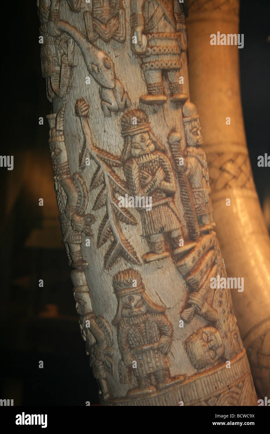Colmillo de marfil tallado de la ciudad de Benin, Nigeria meridional tomada en el Museo de Liverpool, Inglaterra, Reino Unido. Foto de stock