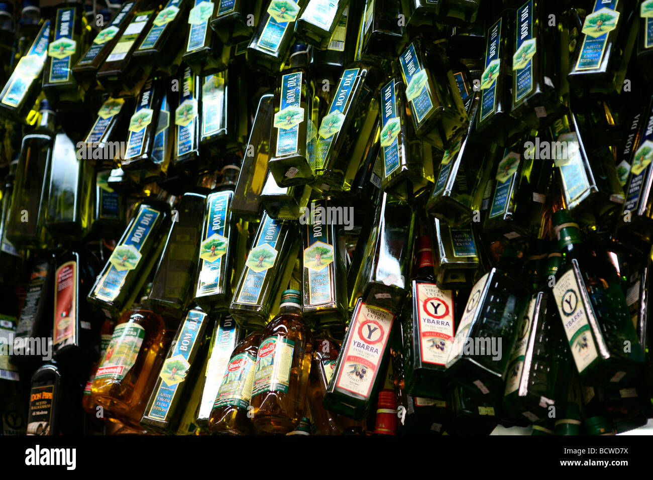 Las botellas de vino para la venta en una tienda de licores, Sao Paulo, Sao Paulo, Brasil Foto de stock
