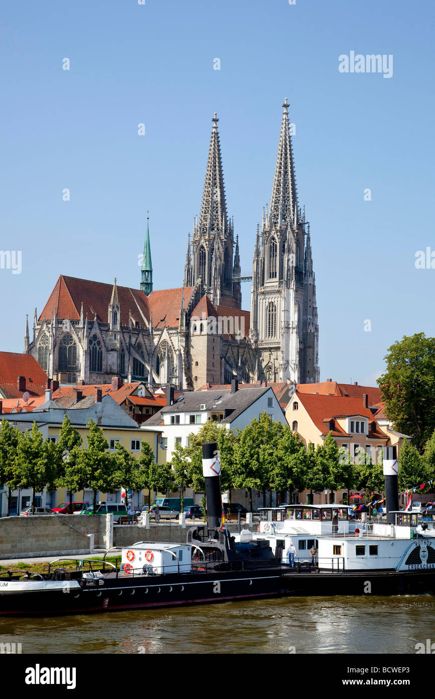 Regensburger Dom Catedral de San Pedro con el Schifffahrtsmuseum museo marítimo sobre el río Danubio en Ratisbona, Bavari Foto de stock