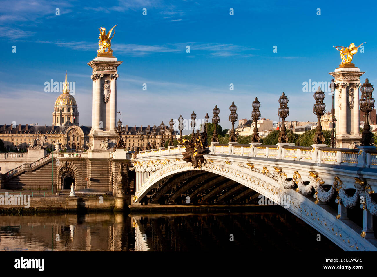 Pont Alexandre III sobre el río Sena con el Hotel des Invalides en el fondo, París Francia Foto de stock