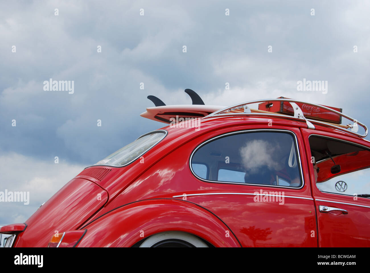 Cerca de VW beetle clásico contra moody skies Foto de stock