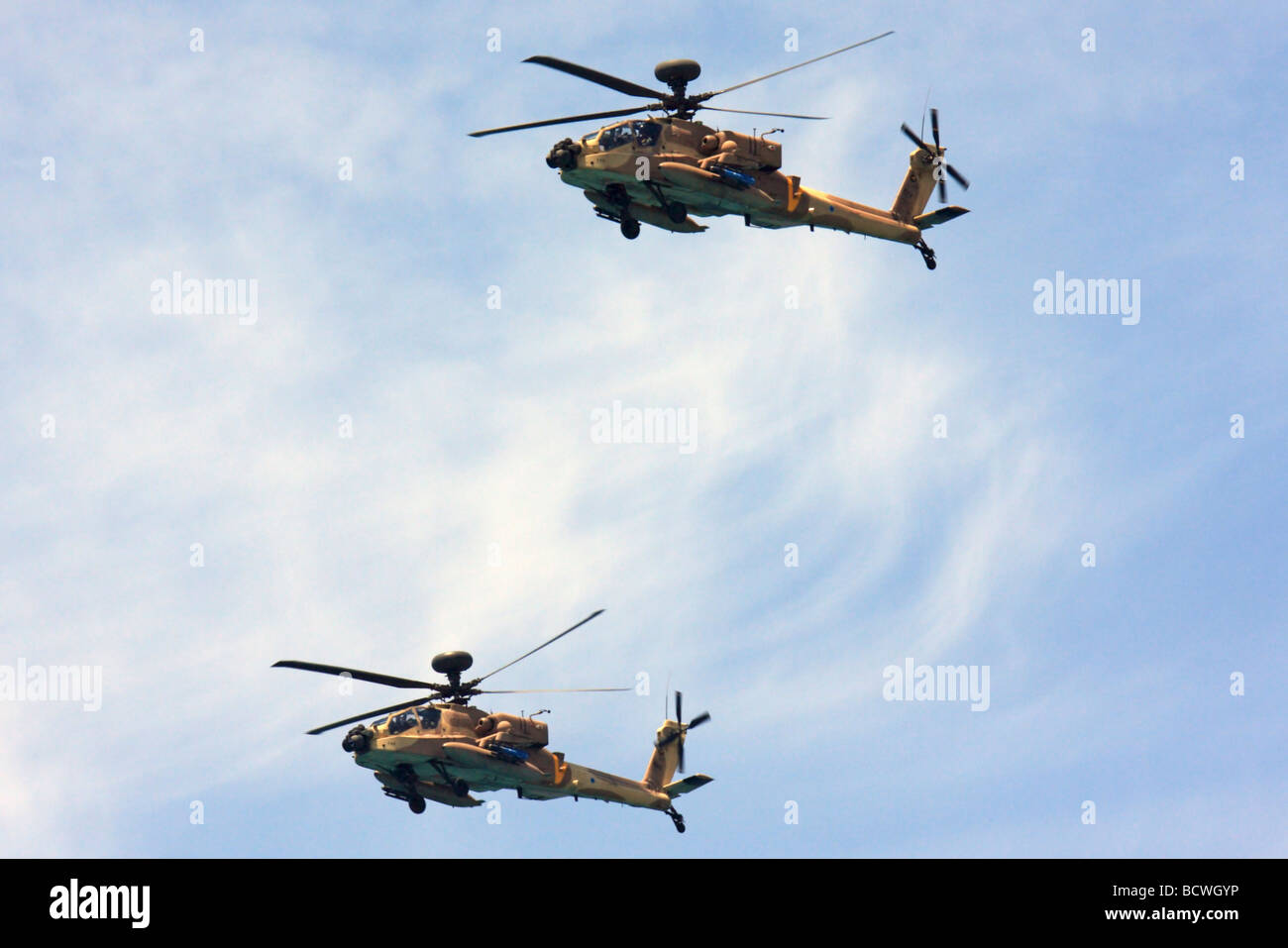 La fuerza aérea israelí dos Boeing helicóptero Apache AH 64D arco en vuelo Foto de stock