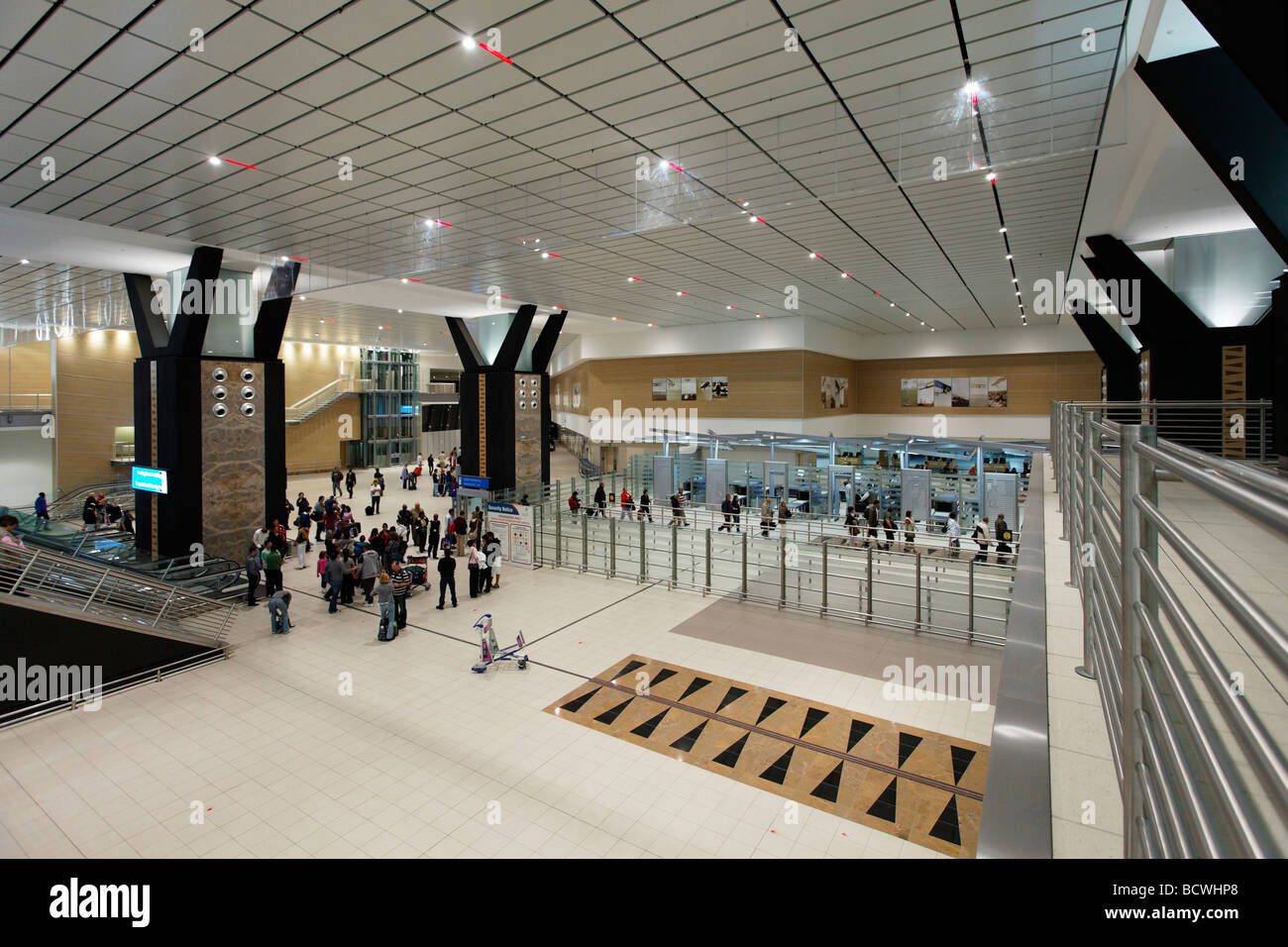 El control de los equipajes de mano, Aeropuerto Internacional O R Tambo, en Johannesburgo, Sudáfrica, África Foto de stock