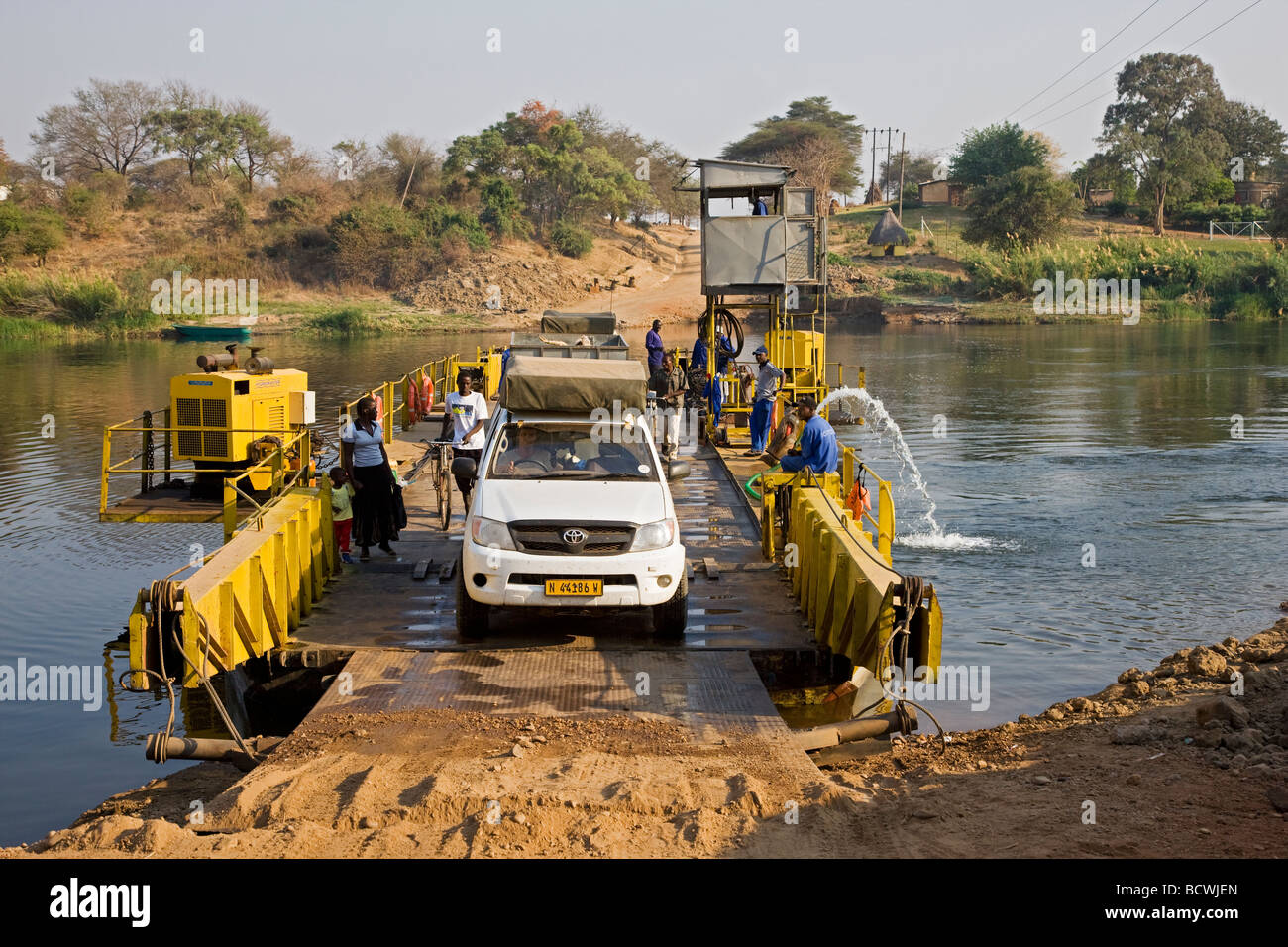 Ferry Gwabi en Río de Kafue, Zambia, África Foto de stock