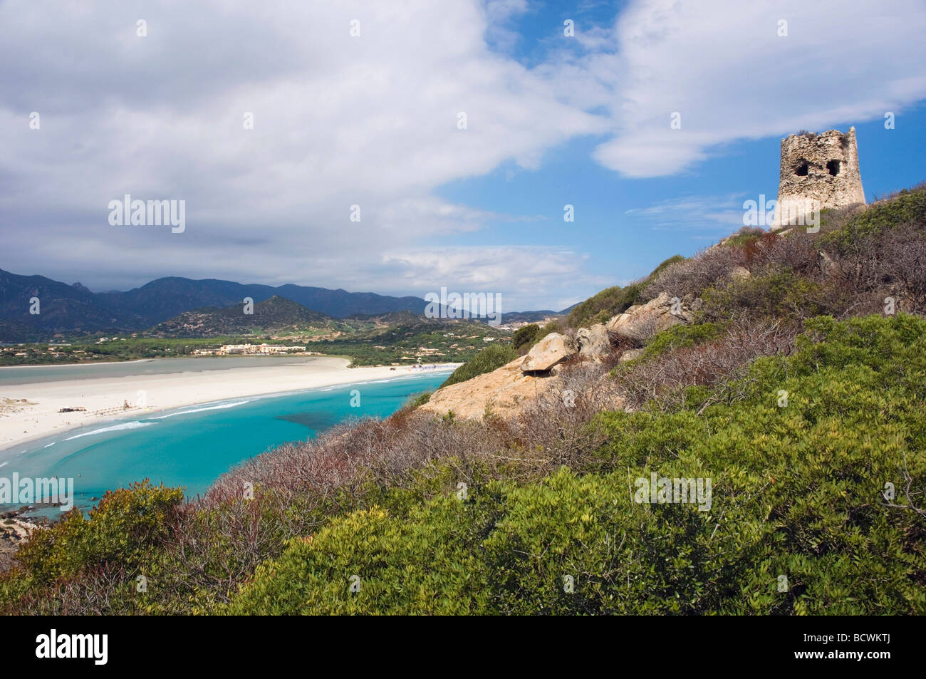 Panorama de la playa, la bahía, la costa, la torre sarracena, Playa Porto Giunco, Villasimius, Cerdeña, Italia, Europa Foto de stock