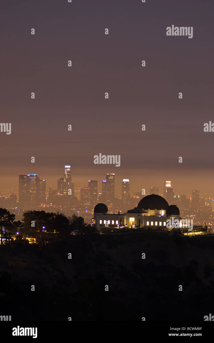 Observatorio Griffith de noche, visto desde el monte de Hollywood, Los Ángeles, California, Estados Unidos. Foto de stock