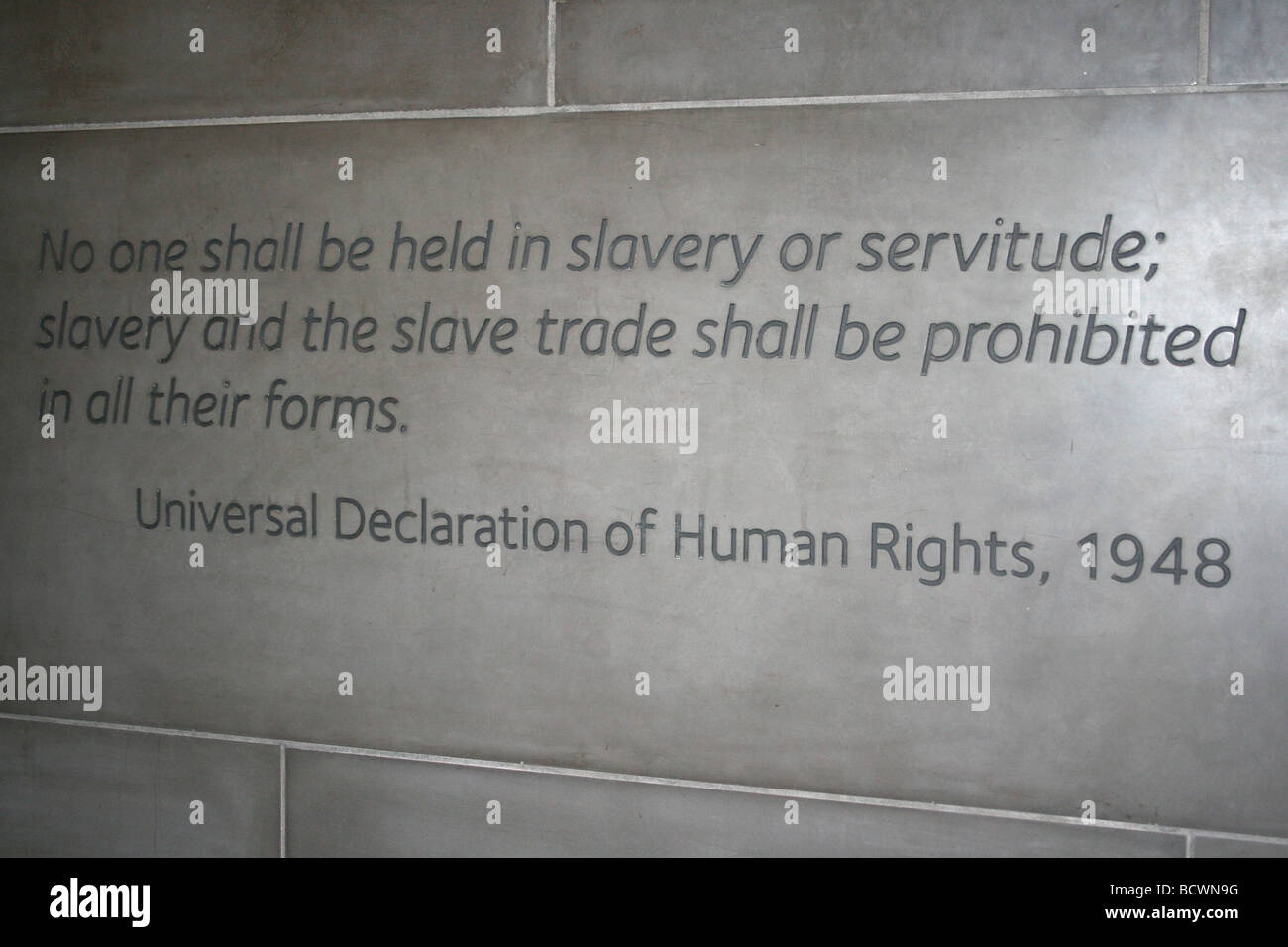 Cotización en la libertad y la esclavitud muro en el Museo Internacional de la Esclavitud, Liverpool, Reino Unido Foto de stock