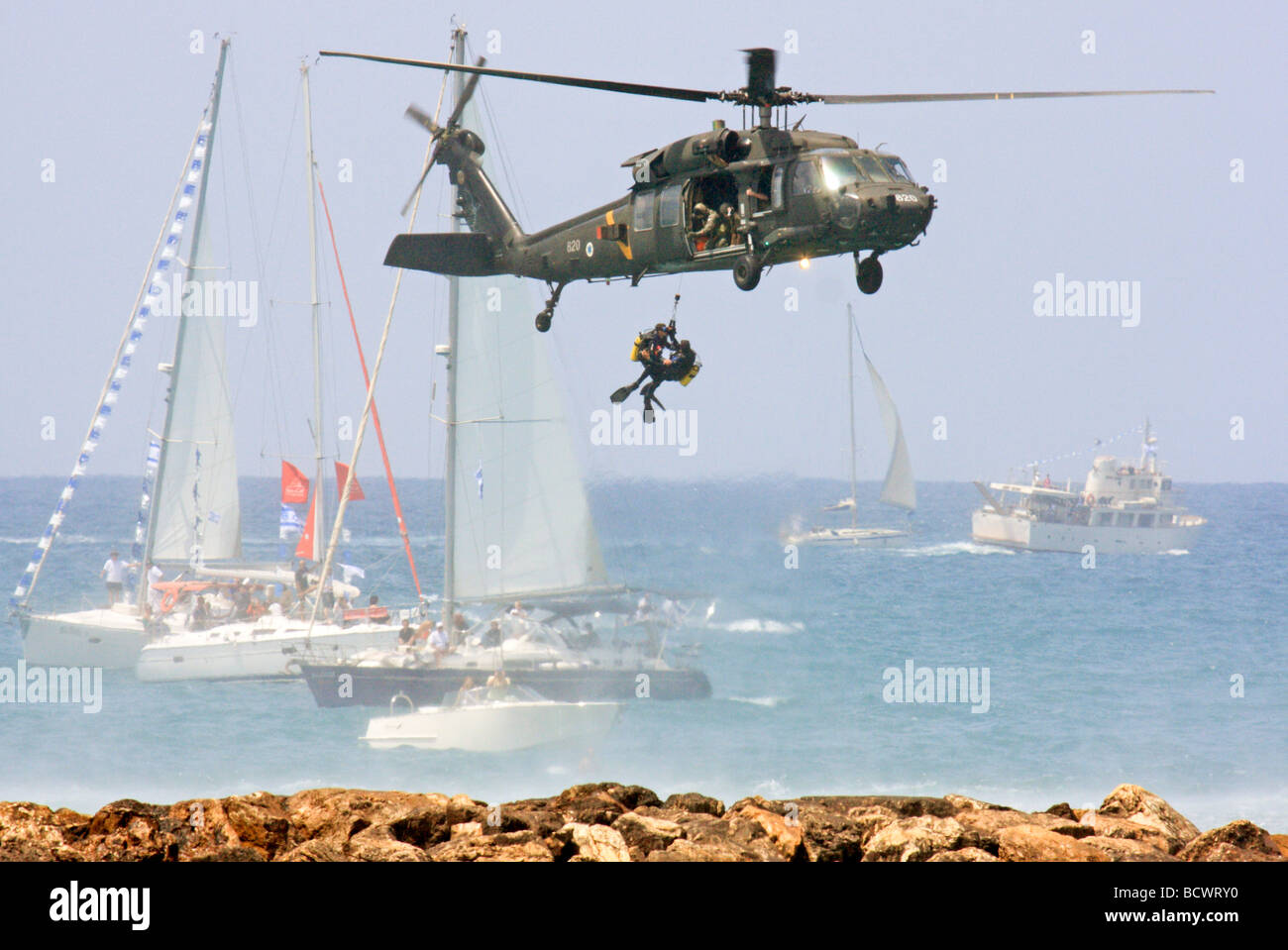 Helicóptero de la fuerza aérea israelí Sikorsky S 70 UH 60 Black Hawk durante el rescate en el mar Foto de stock
