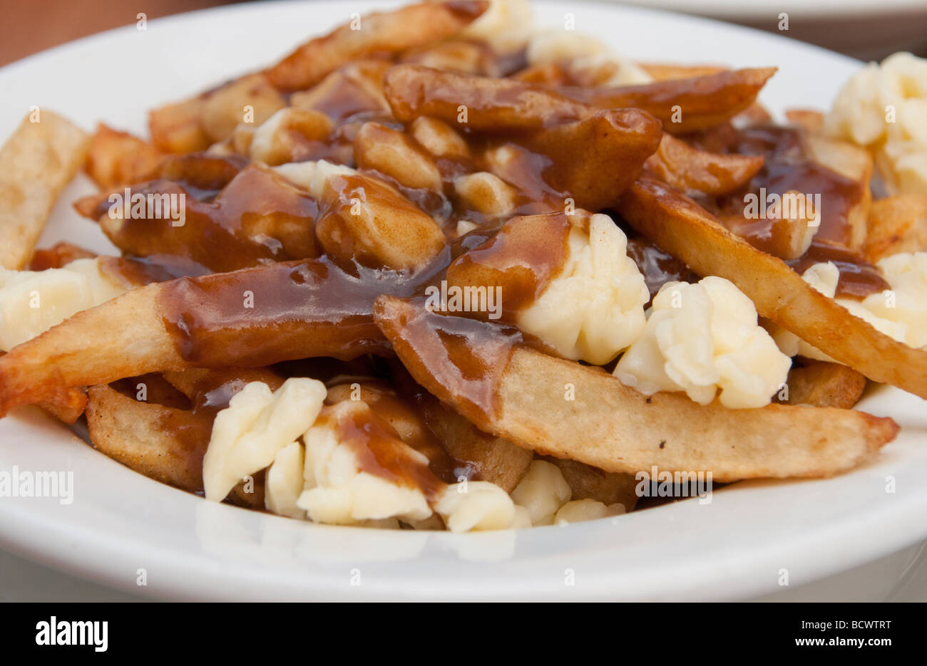 Una placa de la poutine, un francés canadiense snack favorito. Foto de stock