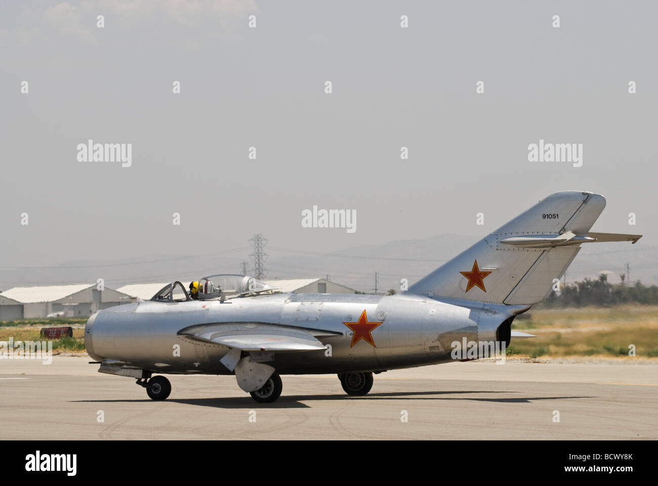 Un MiG-15 taxis en la pista después de aterrizar en un festival aéreo. Foto de stock
