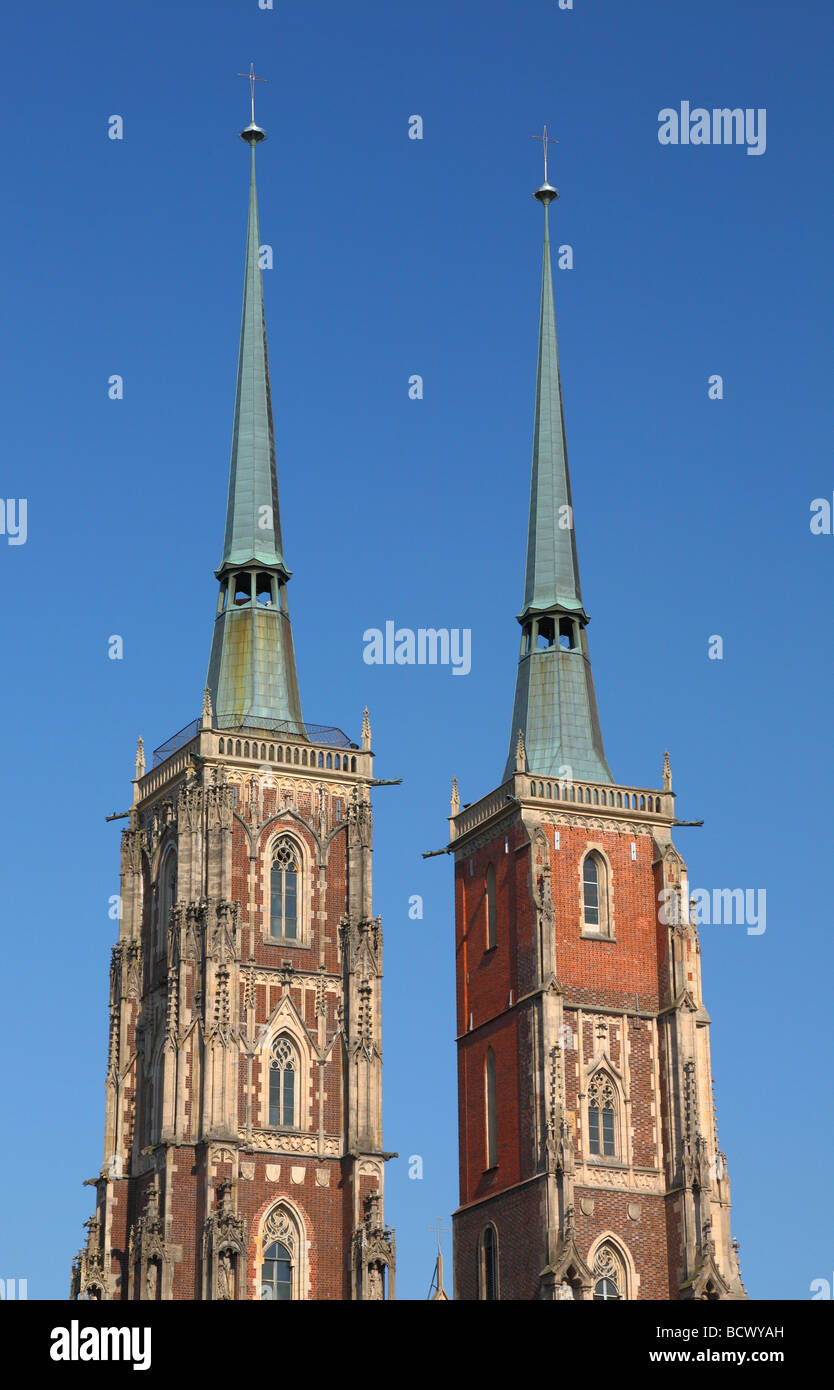 Las torres de la catedral gótica de San Juan contra el soleado cielo azul Baja Silesia en Wroclaw Polonia Foto de stock