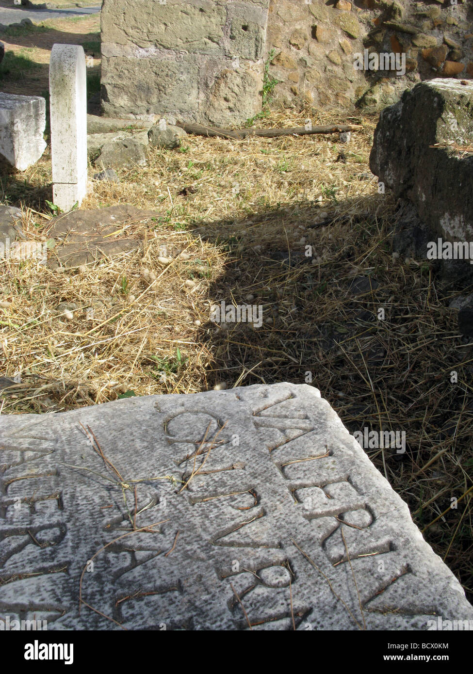 Antiguas tumbas romanas en la antigua vía Apia en Roma Italia Fotografía de stock Alamy