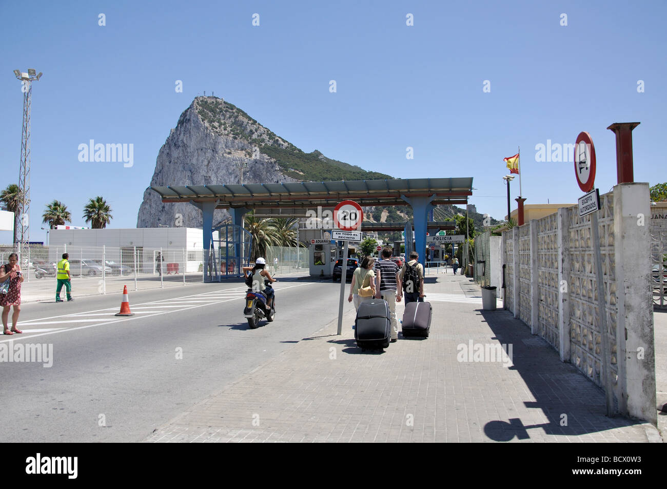 Cruzar la frontera española a Gibraltar, La Línea de la Concepción, provincia de Cádiz, Andalucía, España. Foto de stock