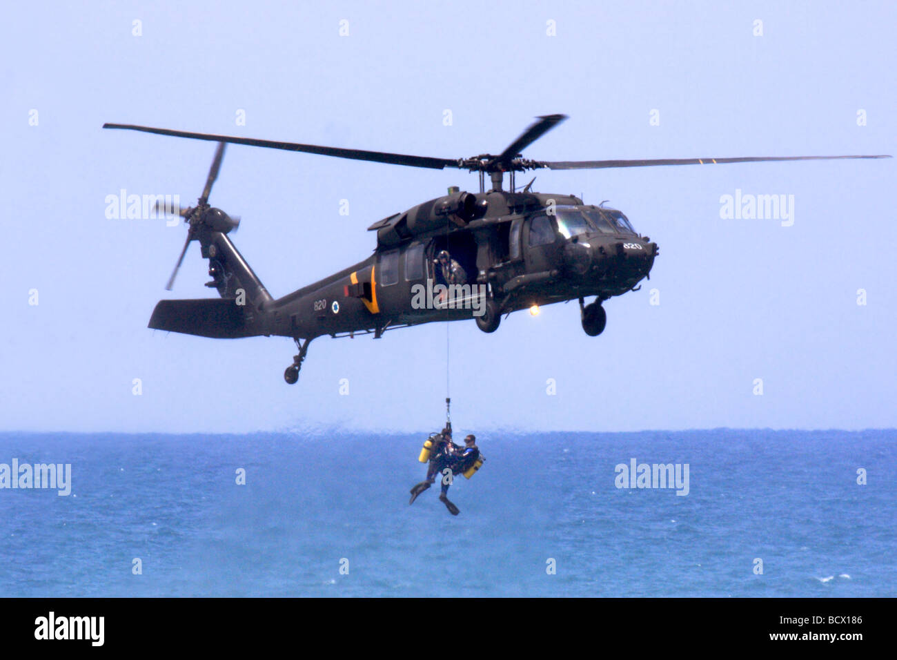 Helicóptero de la fuerza aérea israelí Sikorsky S 70 UH 60 Black Hawk durante el rescate en el mar Foto de stock