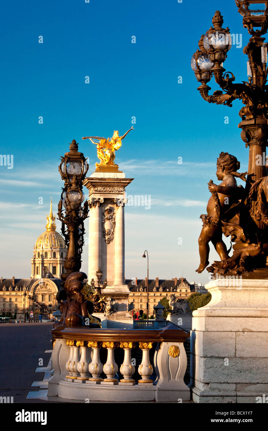 Pont Alexandre III sobre el río Sena con Hotel Les Invalides, en el fondo, París Francia Foto de stock
