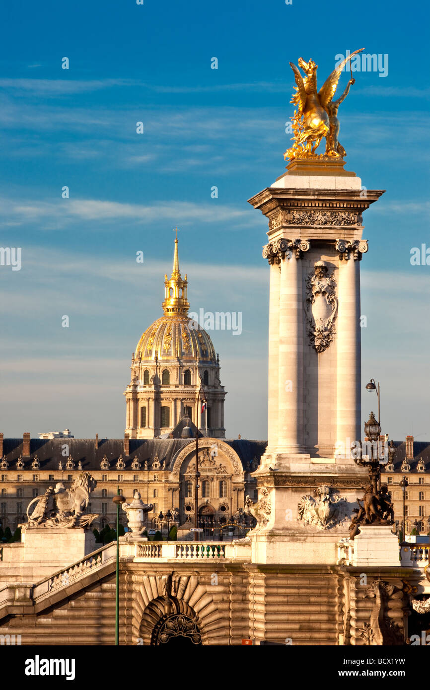 Pont Alexandre III sobre el río Sena con el Hotel des Invalides en el fondo, París, Francia Foto de stock