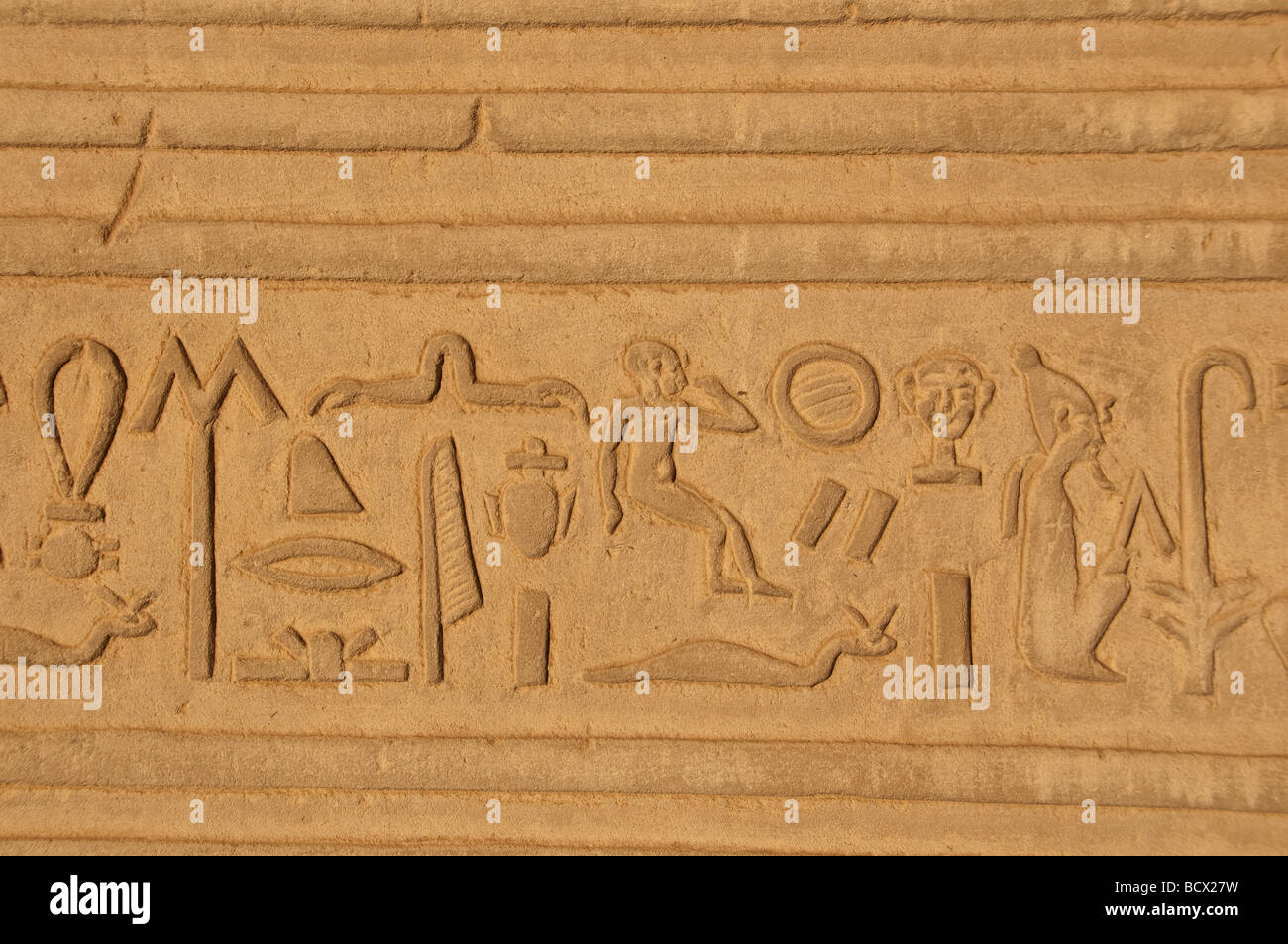 Egipto al templo de Kom Ombo pared figuras símbolos jeroglíficos relieves gente animales Foto de stock