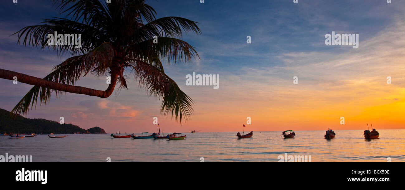 Un hermoso atardecer sobre una serena isla tailandesa Foto de stock