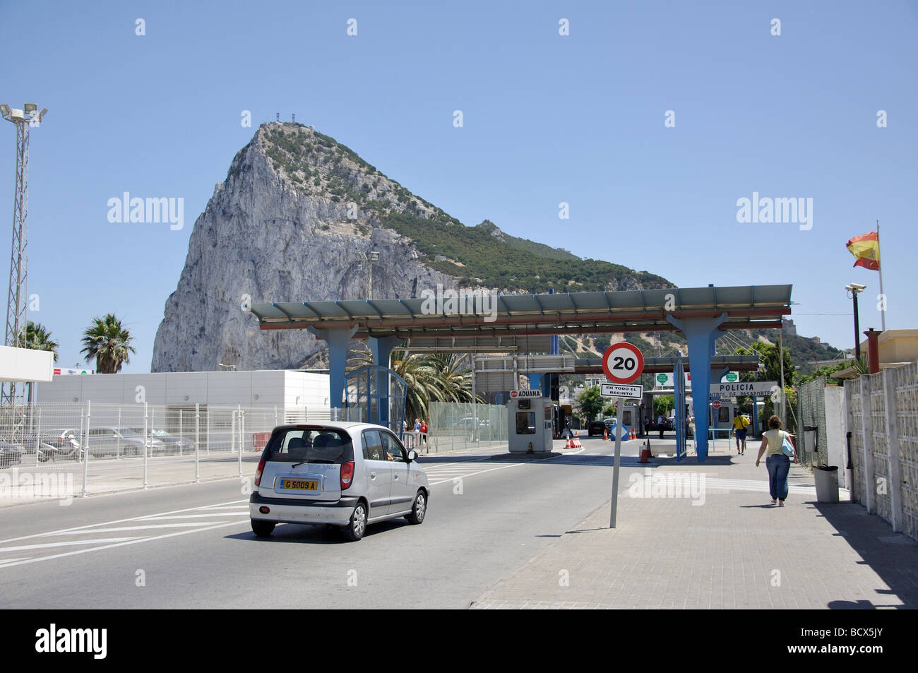 Cruzar la frontera española a Gibraltar, La Línea de la Concepción, provincia de Cádiz, Andalucía, España. Foto de stock