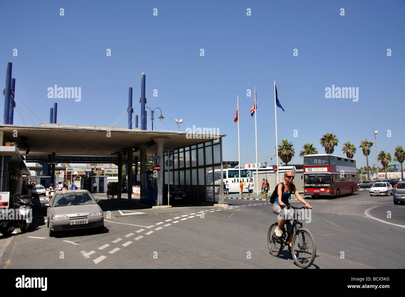 Cruce de frontera de Gibraltar a España, de la ciudad de Gibraltar, Gibraltar Foto de stock