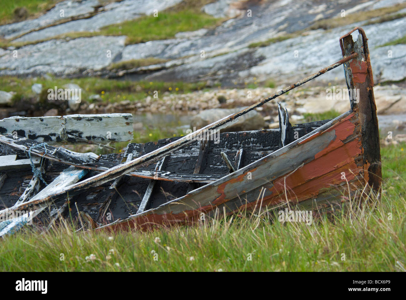 Los restos del casco de un bote abandonado, en la costa de la isla de Scalpay, Western Isles. Hébridas Exteriores, Escocia. Foto de stock